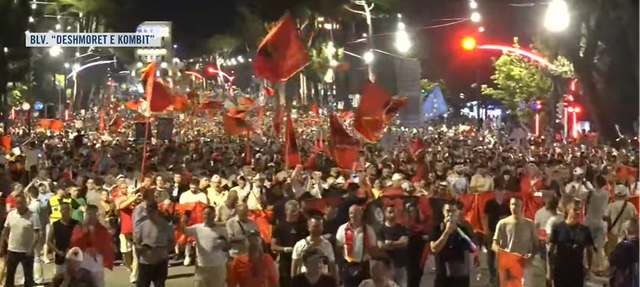 Pas fjalimit para kryeministrisë  protestuesit nisin marshimin masiv rrugëve të kryeqytetit  Rama në burg  Berisha në burg