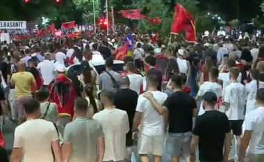 Vijon marshimi masiv rrugëve të Tiranës: Shqipëria e shqiptarëve, jo e pushtetarëve