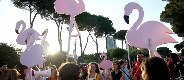 Analiza e DW: Çfarë po e mban gjallë protestën në Shqipëri?
