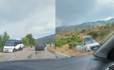 Aksident në aksin Gjirokastër-Tepelenë/ Mikrobusi i turistëve përplaset me një makinë, plagosen dy persona