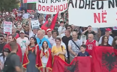 Protestuesit zhvendosen para Kryeministrisë, nisin fjalimet: Edi Rama jep dorëheqjen!