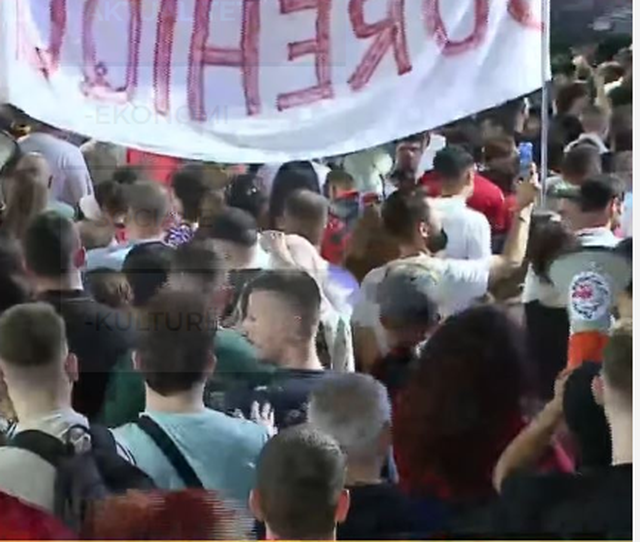 Protesters  march continues in Tirana  Rama resigns  there will be no negotiations 