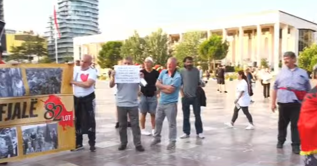 Protesta e 27 të  Revoltohet qytetari  Parlamenti është kundër popullit  presidenti është president kukull