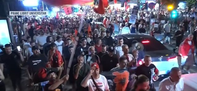protestuesit-vijojne-marshimin-rrugeve-te-tirane-thirrje-qytetareve-cohuni-nga-kafja-bashkohuni-me-ne