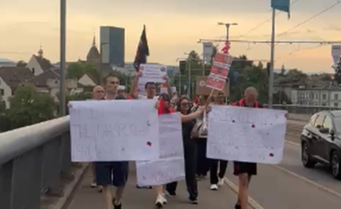 Shqiptarët në Zvicër me pankarta, protestë kundër qeverisë: Rama në burg, Berisha në burg
