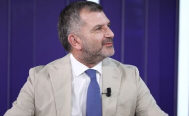 “Protesta ka delegjitimuar Parlamentin”, Andi Bushati: Parlamenti vjen erë myk, vjetërsirë, para sheshit të mbushur me të rinj