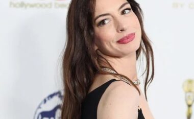 FOTO/ Anne Hathaway në pritje të fëmijës së tretë, aktorja shfaqet me barkun e rrumbullakosur në Saint-Tropez