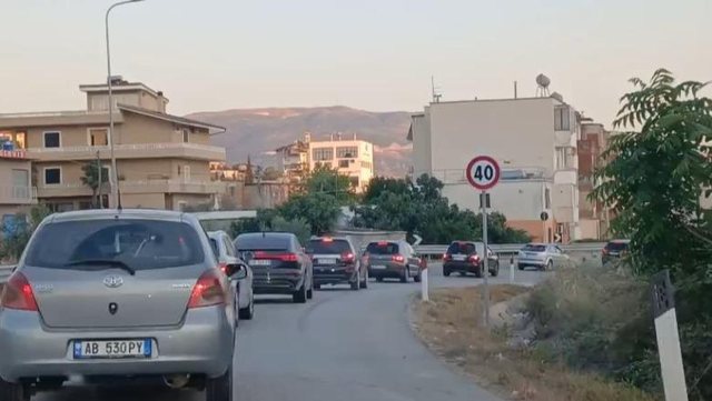 Long Lines of Cars   After Spending the Weekend  Holidaymakers Leave Vlora  Heavy Traffic on the Bypass