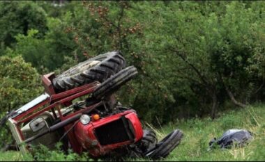 Tragjike në Lushnjë! Mjeti bujqësor përmbyset dhe zë poshtë fermerin, 65-vjeçari vdes në vend