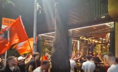 Vijon protesta për “Zvërnecin”, protestuesit shpërndahen nëpër kryeqytet dhe u bëjnë thirrje qytetarëve: Çohuni nga kafja