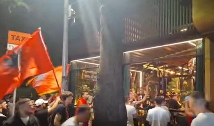 Vijon protesta për  Zvërnecin   protestuesit shpërndahen nëpër kryeqytet dhe u bëjnë thirrje qytetarëve  Çohuni nga kafja