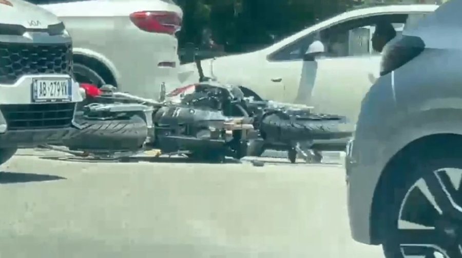 Aksident në Vlorë  Makina përplaset me motorin  plagoset një person