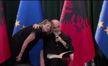 Rama i dhuron libër gazetares dhe i nënshkruan: Për lulen time irlandeze, nga një vrasës flamingosh