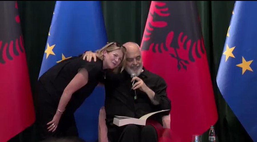 Rama i dhuron libër gazetares dhe i nënshkruan: Për lulen ti