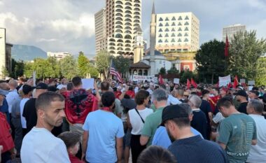 Nis protesta e 12-të kombëtare, mijëra qytetarë në Bulevard, aktori Mehdi Malkaj: Emocion i madh, nuk dorëzohemi