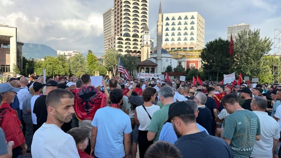 Nis protesta e 12 të kombëtare  mijëra qytetarë në Bulevard  aktori Mehdi Malkaj  Emocion i madh  nuk dorëzohemi