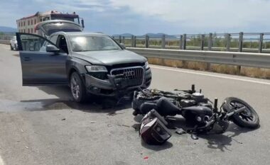 Aksident në Vlorë/ Makina përplaset me motorin, lëndohet drejtuesi i motomjetit