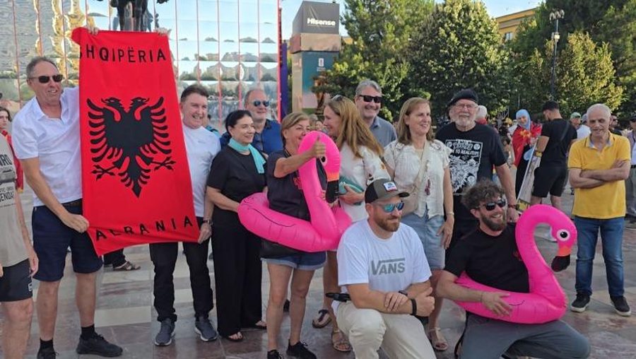 Sot protesta e 17 të  qytetarët nisin të mblidhen në sheshin  Skënderbej  për të marshuar drejt Kryeministrisë