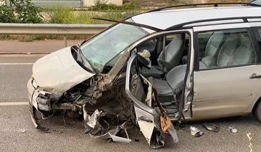 Aksident i trefishtë në aksin Pogradec Lin  pjesa e parme e makinës shkatërrohet tërësisht  një person niset me urgjencë në spital