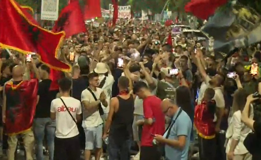  Kjo rini e ka prejardhjen nga Avni Rustemi   qytetari kërcënon Ramën nga protesta  Ose ik  ose do të tërheqim zvarrë