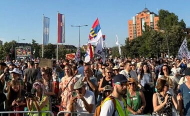 Nisin protestat në Serbi, mijëra qytetarë mbushin rrugët në kujtim të 16 viktimave në Novi Sad, kërkohet largimi i presidentit Aleksandar Vuçiç