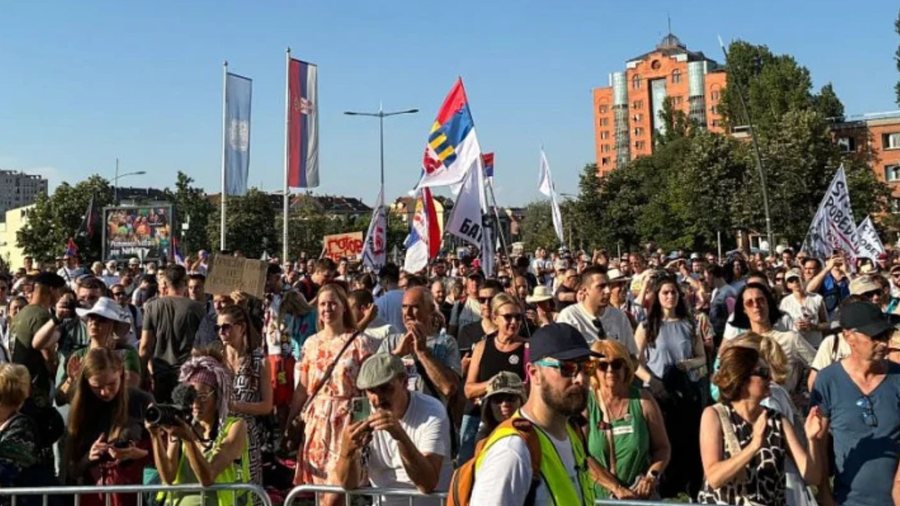 Nisin protestat në Serbi  mijëra qytetarë mbushin rrugët në kujtim të 16 viktimave në Novi Sad  kërkohet largimi i presidentit Aleksandar Vuçiç