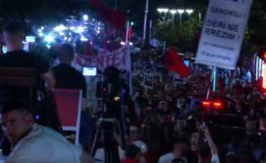 Mijëra qytetarë vijojnë marshimin në rrugët e Tiranës, thirrje punonjësve të administratës: Bashkohuni me ne!