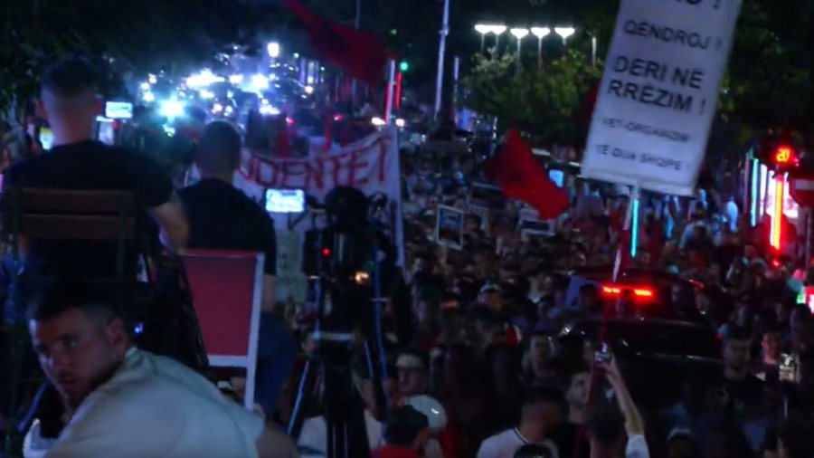 Mijëra qytetarë vijojnë marshimin në rrugët e Tiranës, thirrje punonjësve të administratës: Bashkohuni me ne!