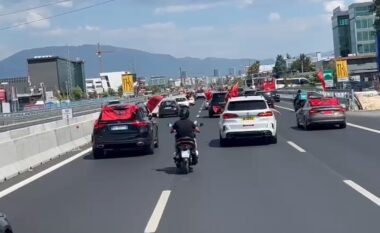 Protesta kombëtare për largimin e Ramës, mbërrijnë në Tiranë qindra makina me emigrantë nga diaspora (FOTO)