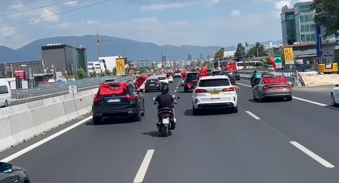 Protesta kombëtare për largimin e Ramës  mbërrijnë në Tiranë qindra makina me emigrantë nga diaspora  FOTO 