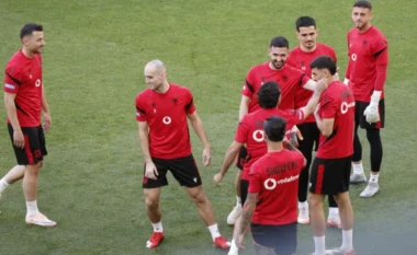 Kombëtarja kryen seancën e fundit stërvitore para Izraelit, lojtarët ndahen në grupe