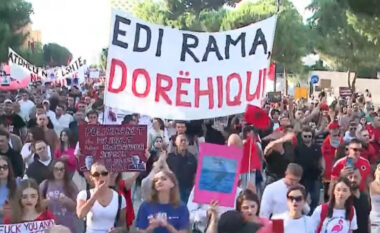 Mijëra qytetarë në Bulevard/ Thirrje kundër Ramës dhe Berishës: U ka ardhur fundi, në burg