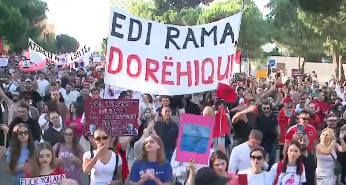 Mijëra qytetarë në Bulevard  Thirrje kundër Ramës dhe Berishës  U ka ardhur fundi  në burg