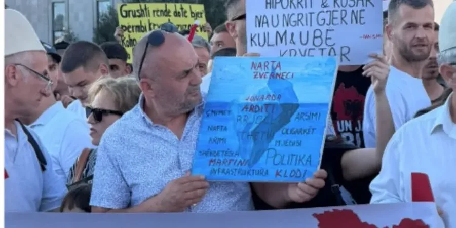 Babai i Martin Canit merr pjesë në protestën për Zvërnecin  shfaqet me pankartën në duar