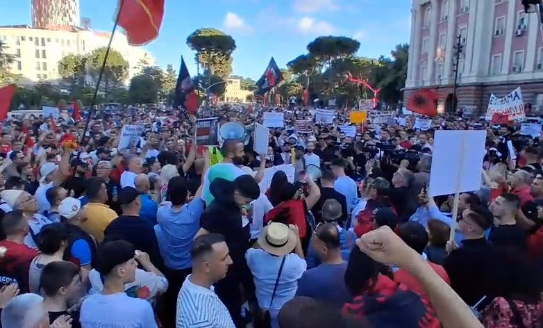 Tabaku  Protesta kundër një sistemi që ndryshon ligjet për pakicën dhe përjashton shumicën