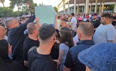 Tension në Vlorë/ Punonjësit e sigurisë i grisin pankartën, qytetarja shpërthen në lot: Nuk bëra asgjë