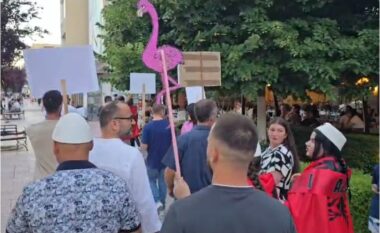 Qytetarët në Fier protestë kundër ndërtimit të resortit në Zvërnec, marshojnë në sheshin qendror