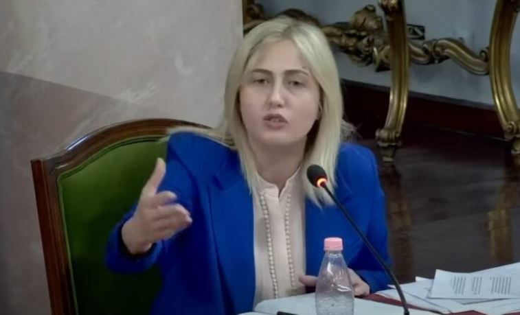  Dorëheqje e Qeverisë dhe Ramës   Deputetja e opozitës  Mbështetje e plotë kërkesave të protestuesve  dokumentet flenë në Kuvend 