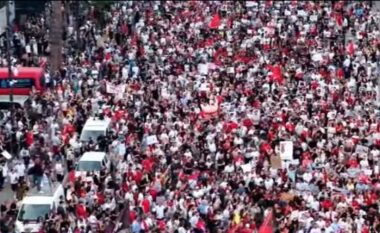 Protestuesit grumbullohen në shesh në ditën e shtatë, mijëra në bulevard, përshkallëzohet revolta: Të konfiskohen edhe pasuritë, jo vetëm burg