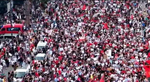 Protestuesit grumbullohen në shesh në ditën e shtatë  mijëra në bulevard  përshkallëzohet revolta  Të konfiskohen edhe pasuritë  jo vetëm burg