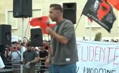 “Poshtë diktatura, rroftë revolucioni”/ Qytetari nga Kosova i bashkohet tubimit në shesh: Kosova është me nënën Shqipëri
