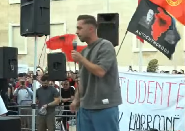  Poshtë diktatura  rroftë revolucioni   Qytetari nga Kosova i bashkohet tubimit në shesh  Kosova është me nënën Shqipëri
