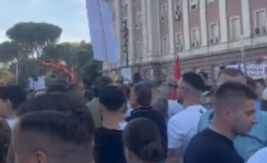 Protestës i bashkohen ish-truproja i Berishës, Sali Lushaj dhe i biri, reperi Stresi