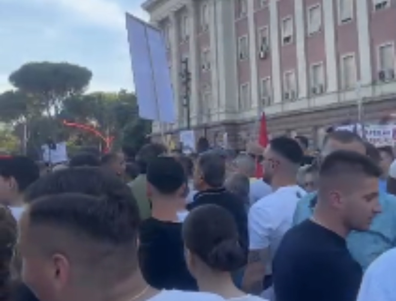 Protestës i bashkohen ish-truproja i Berishës, Sal