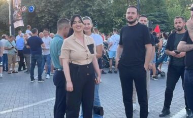Ish-deputeti i PD Ervin Salianji i bashkohet protestës në Tiranë, shoqërohet nga ish-kandidatja Alesia Balliu