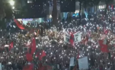 Qytetarët mbyllin fjalimet, nisin marshimin në rrugët e kryeqytetit: Nesër më shumë
