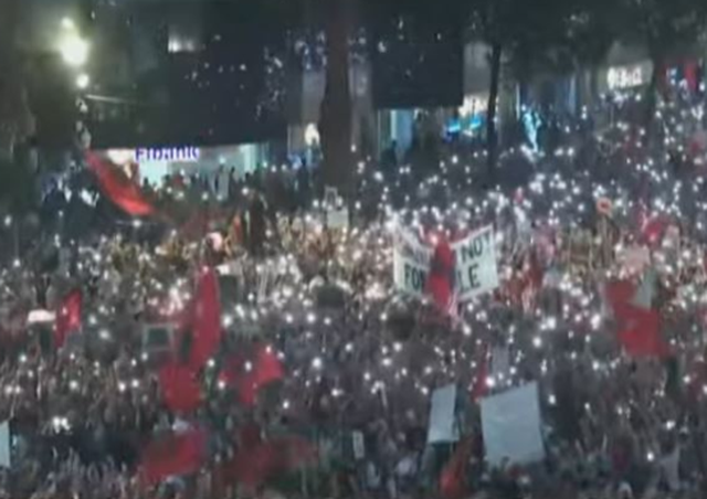 Qytetarët mbyllin fjalimet, nisin marshimin në rru
