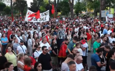 Koçeku njoftoi largimin nga PS, protestuesi në shesh: Ju erdhi fundi, ata do të bien një nga një si gurë dominoje
