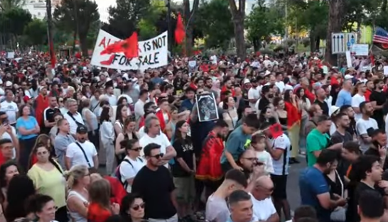 Koçeku njoftoi largimin nga PS  protestuesi në shesh  Ju erdhi fundi  ata do të bien një nga një si gurë dominoje