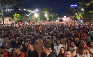 Mijëra qytetarë marshojnë masivisht në rrugët e Tiranës: Rama në burg, Berisha në burg!